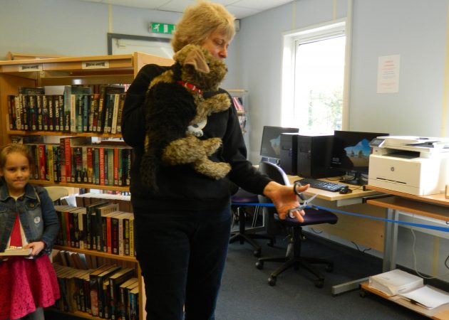 Ruffle & Rachel re-open The Ibstock Community Library